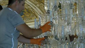 Dolmabahçe Sarayı’nın 166 yıllık kristal şamdanlarına özel bakım