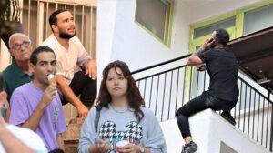 Dondurma yiyerek izleyenleri görünce “Size inat atlamayacağım” dedi