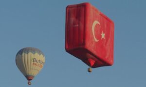 Dünyanın en büyük bayrak figürlü balonu 30 Ağustos için havalandı