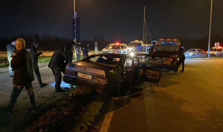 ‘Dur’ ihtarına uymadı, refüje çarpıp takla attı: 3 yaralı