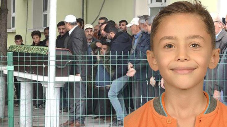 Ehliyetsiz sürücü hayattan kopardı! 7 yaşındaki Miraç’ın cenazesinde yürek yakan an