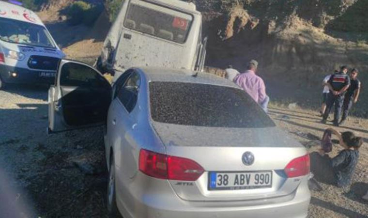 Elazığ’da otomobil, minibüse çarptı: 11 yaralı