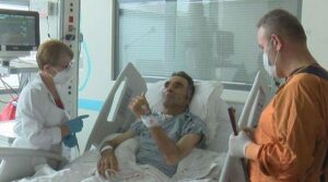 Elini kesti, 28 gün uyutuldu! Doktorlar şaşkın: Bu mucize