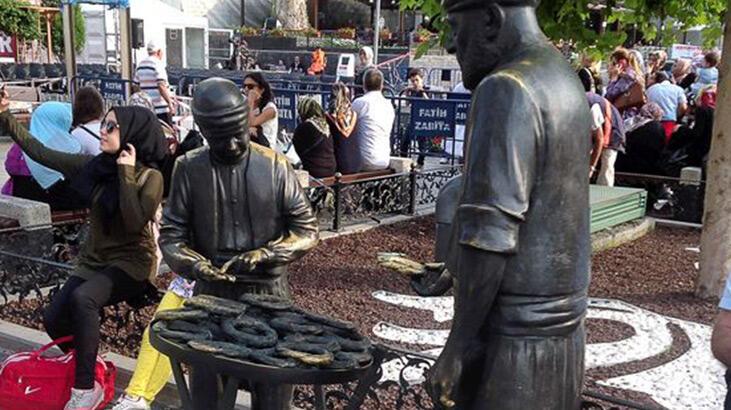 Eminönü’nde simitçi heykeli’ndeki simitleri çaldılar