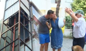 Engelli komşuya engel olan o ‘asansör’ yıkıldı: Mahalleli halay çekerek kutladı