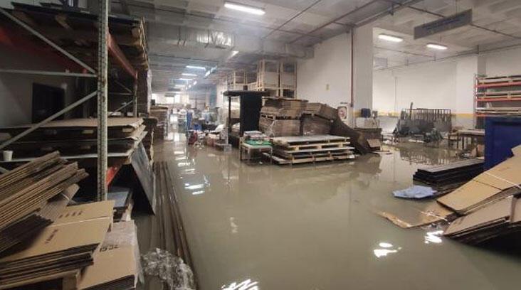 Esenyurt’ta fabrika su altında kaldı