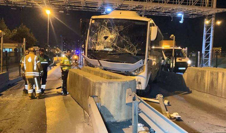 Esenyurt’ta servis midibüsü gişelere çarptı: 1’i ağır 7 yaralı