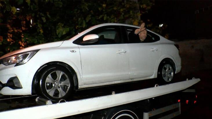 Esenyurt’ta sokakları su bastı! Otomobilde mahsur kalan vatandaş çekici ile gitti