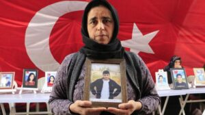 Evlat nöbetindeki anneden oğluna ‘teslim ol’ çağrısı