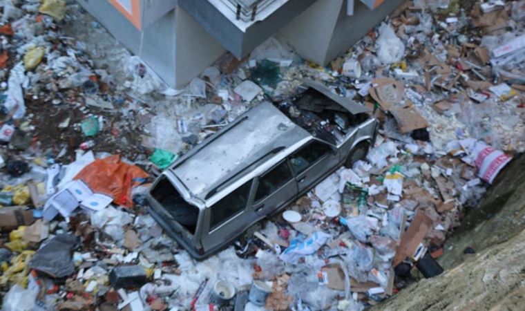 Faciadan dönüldü: Otomobil, 15 metreden apartman boşluğuna düştü