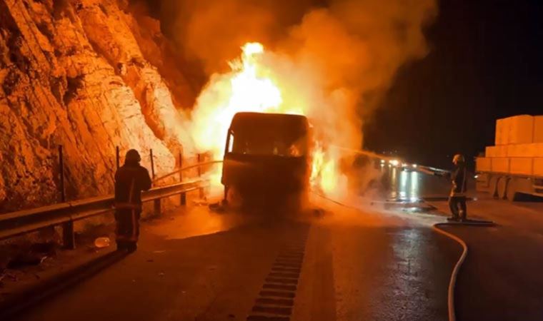 Faciadan dönüldü: Otoyolda 8 ton kömür yüklü TIR yandı