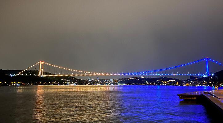 Fatih Sultan Mehmet Köprüsü Ukrayna’nın bağımsızlık günü için aydınlatıldı