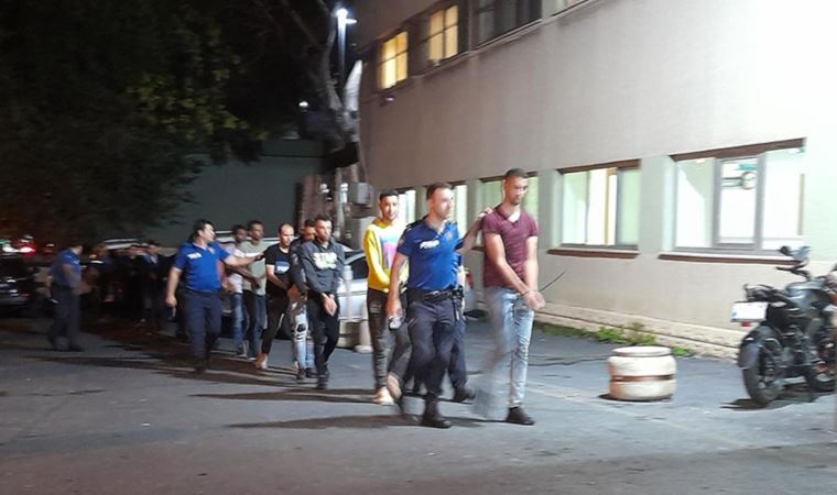 Fatih’te 8 kişilik minibüste 18 kaçak göçmen yakalandı
