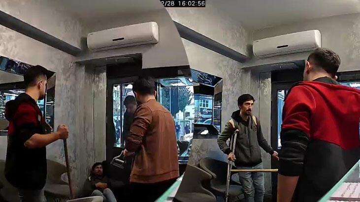 Fatih’te koltuk değnekli şüphelinin meyve bıçağıyla kuyumcu soygunu girişimi kamerada