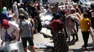 Fatih’te ‘ucuz halı’ izdihamı! ‘9 tane aldım, konu komşuya dağıtacağım’