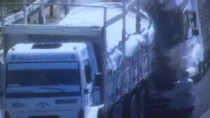 Feci kaza kamerada! Kamyon, TIR’a arkadan çarptı
