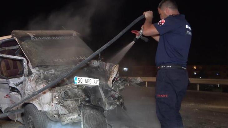Feci kaza! Kamyonet ikiye bölündü: Yaralılar var