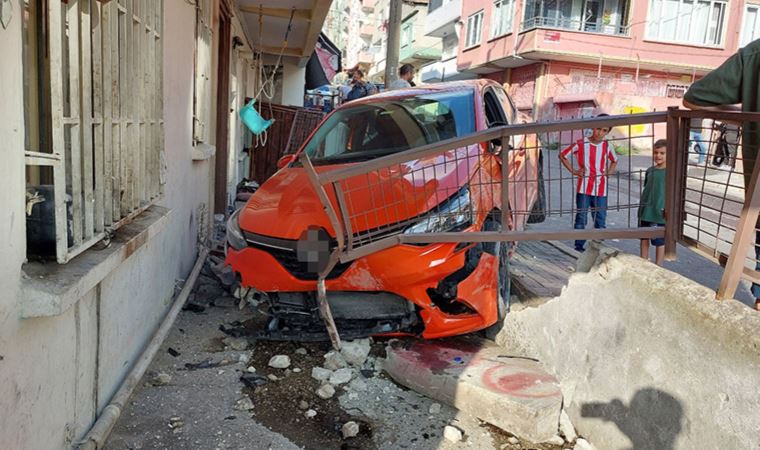 Feci kaza: Kontrolden çıkan araç, bahçeye girdi