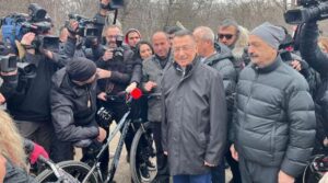 Fuat Oktay, gazetecilerin bisiklet sürüş etkinliğine katıldı