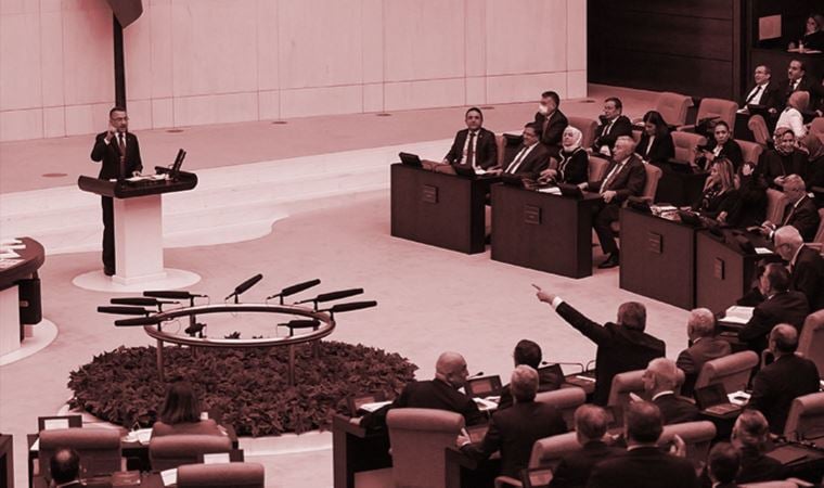 Fuat Oktay’ın uyuşturucu ile yakalanan Veysel Filiz’le fotoğrafları Meclis’te tartışma yarattı: ‘Kalabalıkta çekilmiş’ dedi