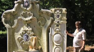 Garip ama gerçek! Ölmeden kendi mezar taşını yaptırdı, gören tarihi eser zannediyor