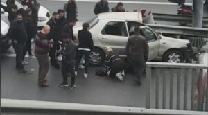 Gaziosmanpaşa’da feci kaza! Bariyerlere çarpan araçtaki 2 iki kişi ağrı yaralı