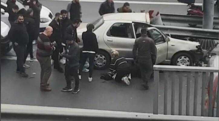 Gaziosmanpaşa’da feci kaza! Bariyerlere çarpan araçtaki 2 iki kişi ağrı yaralı
