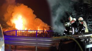 Gece yarısı korku dolu anlar! 4 TIR kullanılamaz hale geldi