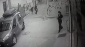 Gemi kaptanına kızının gözü önünde silahlı saldırı!
