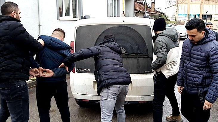 Girdiği minibüste mahsur kaldı, polis kurtardı