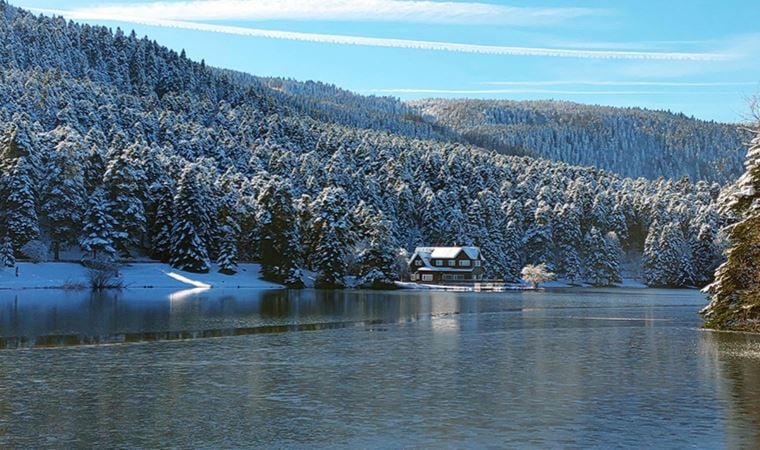 Gölcük Tabiat Parkı’nda kar güzelliği: Kartpostallık görüntüler oluştu…