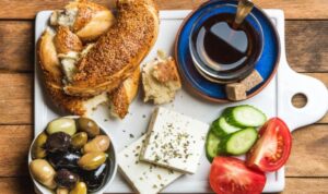 Güne s﻿ıkı bir kahvaltı ile başlamak sonrasında ‘daha az açlık hissi yaratıyor’