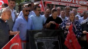 Güngören’de bombalı saldırıda hayatını kaybedenlerin yakınları anıt önünde toplandı