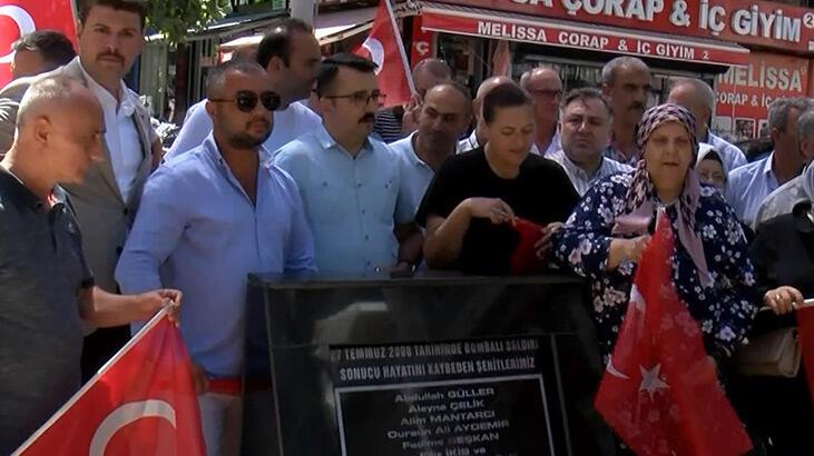 Güngören’de bombalı saldırıda hayatını kaybedenlerin yakınları anıt önünde toplandı