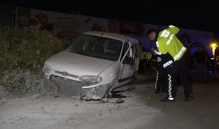 Hafif ticari araç ağaçlara çarptı, sürücü ağır yaralandı
