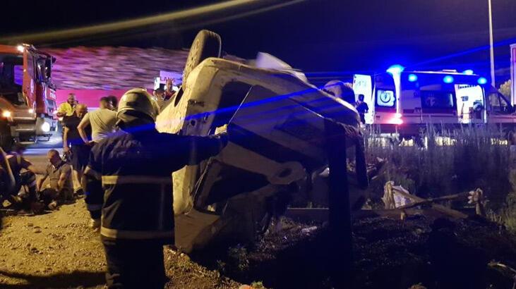 Hafif ticari araç takla attı: 2 ölü, 3 yaralı