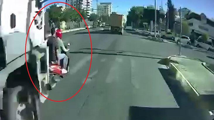 Hafriyat kamyonunun çarptığı motosikletteki 2 kişinin öldüğü kaza kamerada