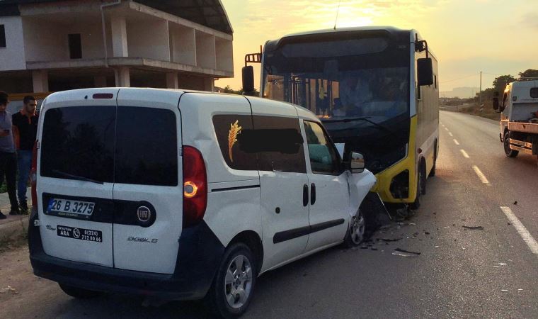 Halk otobüsü ile çarpışan ekmek dağıtım aracının sürücüsü öldü