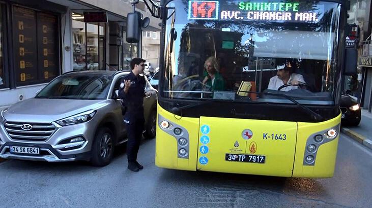 Hatalı park edilen otomobil trafiği kilitledi!