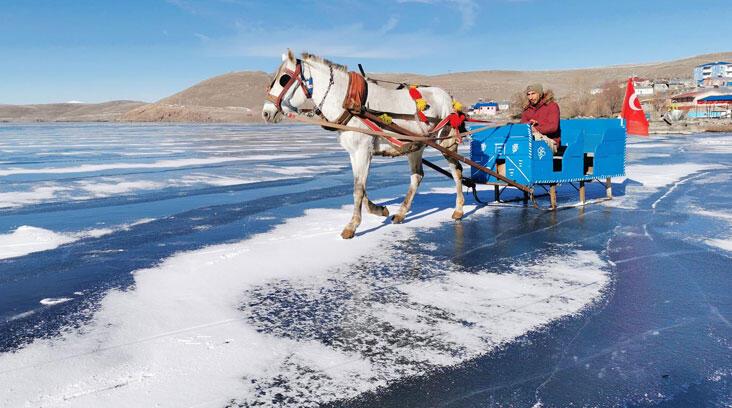 Hava sıcaklığı -17! Çıldır Gölü’nde atlı kızak seferleri