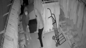 İçinde 562 bin dolar ile 100 bin euro olan kasayı açamayınca, çaldılar!