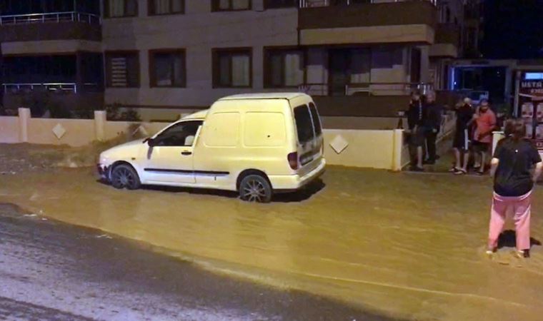 İçme suyu hattı patladı, sular ikinci kata kadar fışkırdı