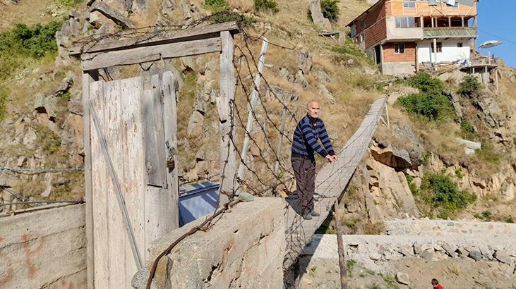 İki dağ arasındaki evine kapılı asma köprüyle ulaşıyor