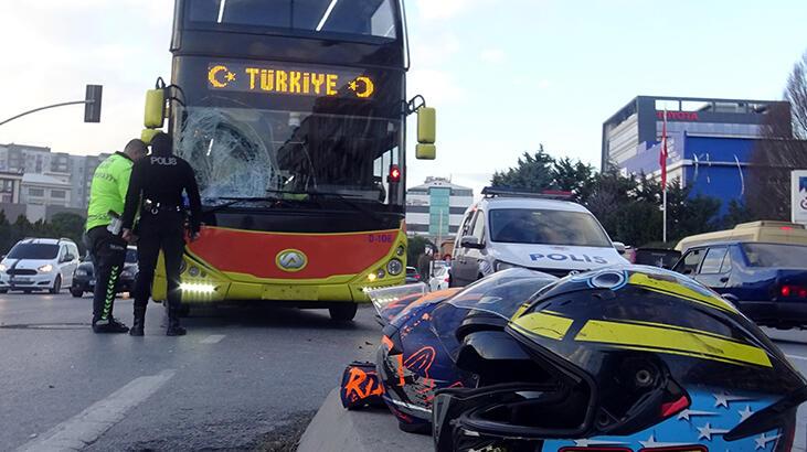 İki katlı otobüs motosiklete çarptı! 2 kişi yaralandı