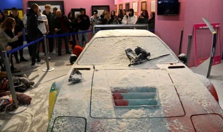 İklim aktivistleri, Andy Warhol’un tasarımına 8 kilo un döktü