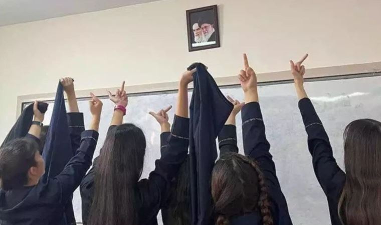 İranlı öğrenciler başörtülerini çıkarıp ‘diktatöre ölüm’ sloganları attı
