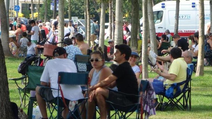 İstanbul 35 dereceyi gördü! Caddebostan Sahili’nde akın ettiler