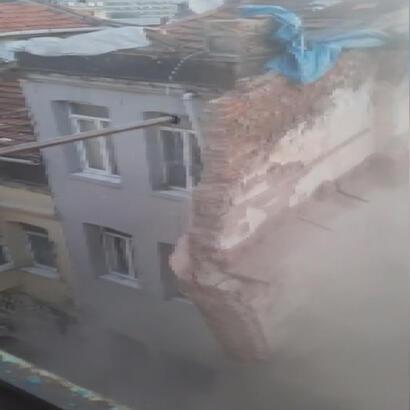 İstanbul Beyoğlu’nda bina çöktü!