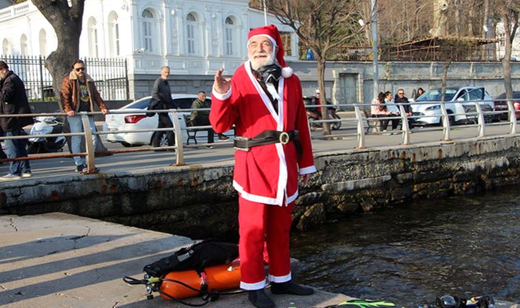 İstanbul Boğazı’na dalan Noel Baba denizden plastik balık çıkardı