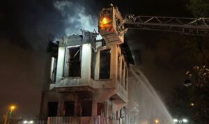 İstanbul’da 3 katlı tarihi binada yangın